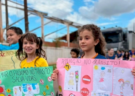 DEODÁPOLIS: Com bicicletas, cartazes e conscientização, alunos participam de pedalada do Maio Amarelo
