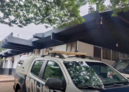 Homem é preso após invadir residência, causar danos e resistir à prisão