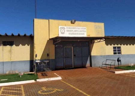 Preso faz buraco em cela para agredir outro interno em Dourados