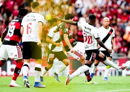 Com Ancelotti no Maracanã, Flamengo abre 2 a 0, mas leva empate do Vasco no fim