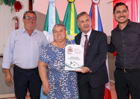 ANGÉLICA: Celebra entrega de 145 escrituras através do Programa Lar Legal