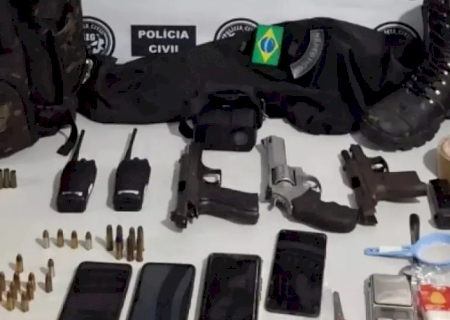 Polícia cumpre mandados, prende foragido e apreende armas