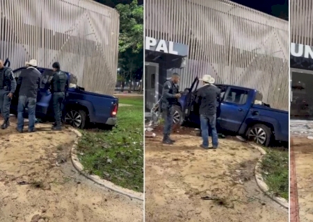 NOVA ANDRADINA: Jovem é preso após bater caminhonete contra estrutura do Museu Municipal