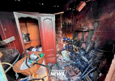 Incêndio destrói único cômodo onde casal vivia com dois filhos em Dourados