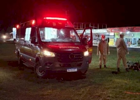 Motociclista de 20 anos morre em grave batida contra poste em MS
