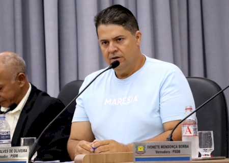 Marcio Alves solicita aos secretários de Obras e de Cultura, Esporte e Lazer a construção de um vestiário com banheiro no campo de futebol do bairro Vitória