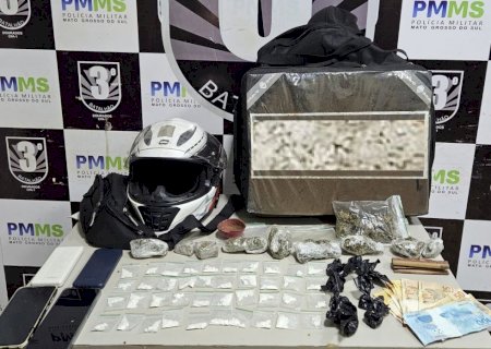 Acusado de 'tráfico delivery' cai da moto ao tentar fugir da PM e acaba preso