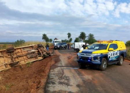 Mulher morre e marido fica gravemente ferido em acidente entre carro e caminhão