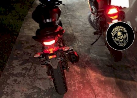 Polícia prende dupla, recupera três motos e apreende arma de fogo