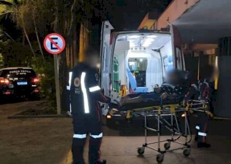 Jovem leva tiros nos dois pés após dupla abrir fogo em frente de casa