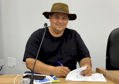 Marcio Alves solicita construção de um campo de futebol no bairro Triguenã