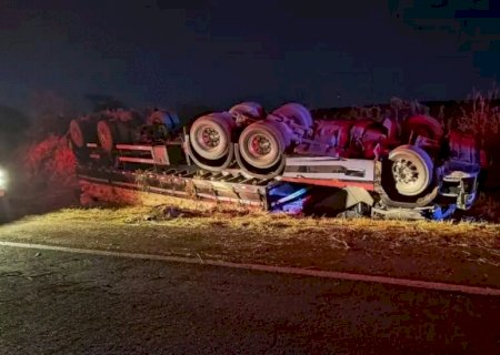 Motorista morre ao caminhão tombar na BR-267, em Bataguassu