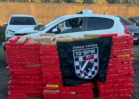 Carro abarrotado de maconha é apreendido após bater em árvore no Aero Rancho