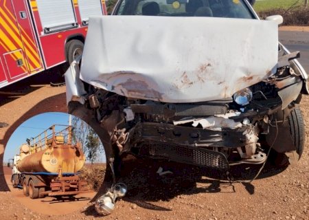 IVINHEMA: Motorista fica ferida após colisão entre carro e caminhão-pipa na BR-376
