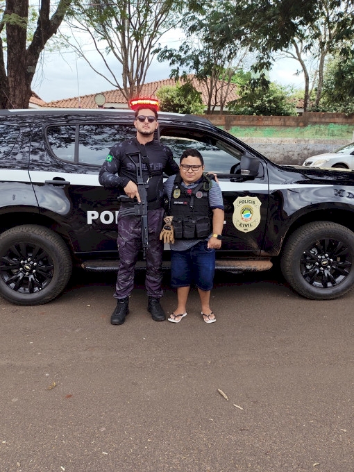 DEODÁPOLIS: João realiza sonho de conhecer viatura da Polícia Civil