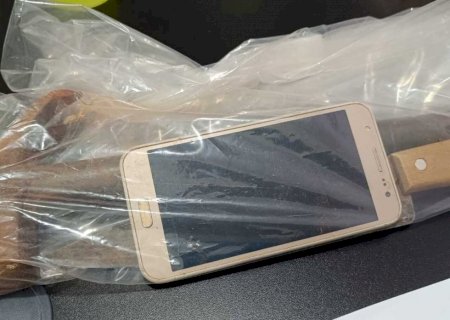 Homem provoca acidente, persegue companheira e a agride com martelada