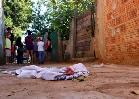 Com sangue na calça, homem confessa que matou a pedradas