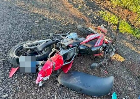 Mulher morre e homem fica ferido após colisão entre moto e caminhão