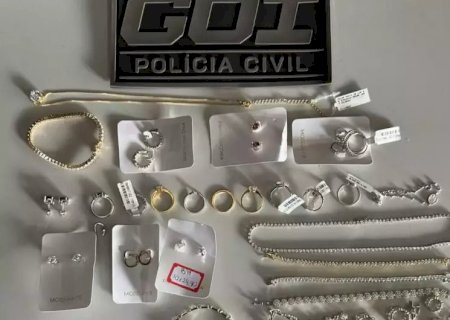 Servidora municipal é presa após furtar R$ 30 mil em semijoias
