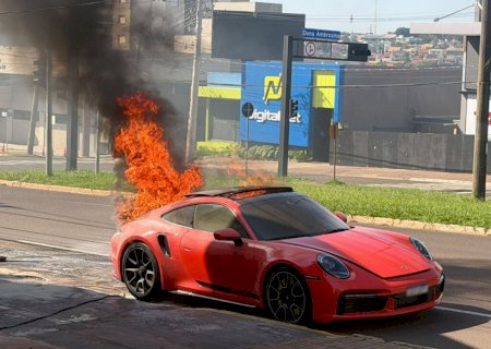 Pai e filho escapam ilesos após Porsche de R$ 1 milhão pegar fogo