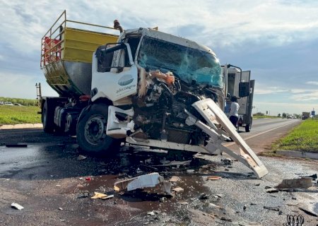 IVINHEMA: Grave acidente entre caminhão-tanque e bitrem deixa vítima preso às ferragens na MS-141