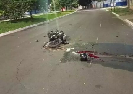 Motociclista morre após bater contra carro e muro