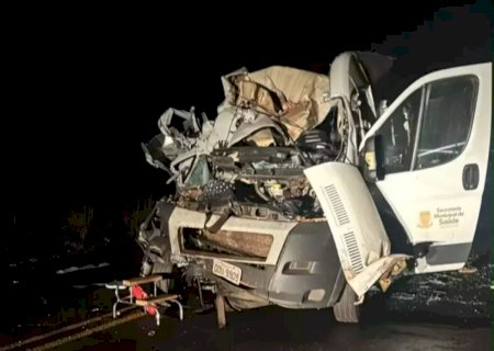 Acidente entre van da saúde, caminhão e pick-up deixa quatro mortos na MS-156