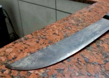 Homem leva garrafada no pescoço após ameaçar colegas com facão em MS