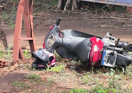 FÁTIMA DO SUL: Técnica de enfermagem fica ferida após queda de motocicleta e colidir contra outdoor na BR-376
