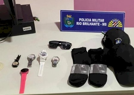 Jovem é detido com objetos suspeitos de furto a loja de roupas em Rio Brilhante