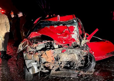 Batida entre carro e carreta de celulose mata 3 homens na BR-158