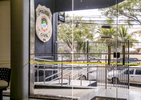 Mãe é levada para a delegacia, suspeita de agredir a filha de 9 anos em MS