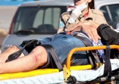 Tentativa de ultrapassagem termina em colisão, e motociclista é socorrido em MS