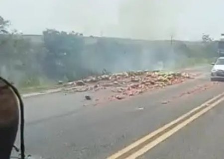 Caminhão carregado de melancia pega fogo na BR-163 em MS