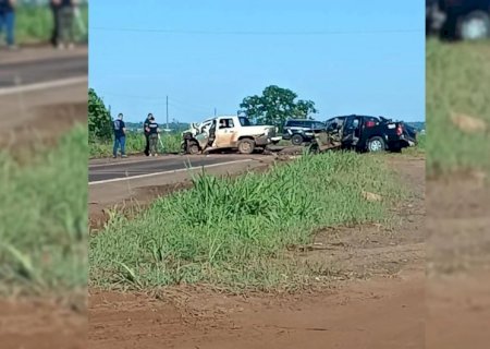 Acidente entre picape e caminhonete deixa dois mortos na BR-262