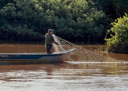 Pescador é multado em R$ 1,3 mil por excesso de captura e PMA retira 10 redes do Rio Iguatemi