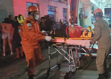 ANGÉLICA: Mulher fica ferida após colisão entre caminhonete e moto no centro