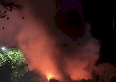 Chamas se alastram rapidamente e destroem oficina mecânica em Naviraí